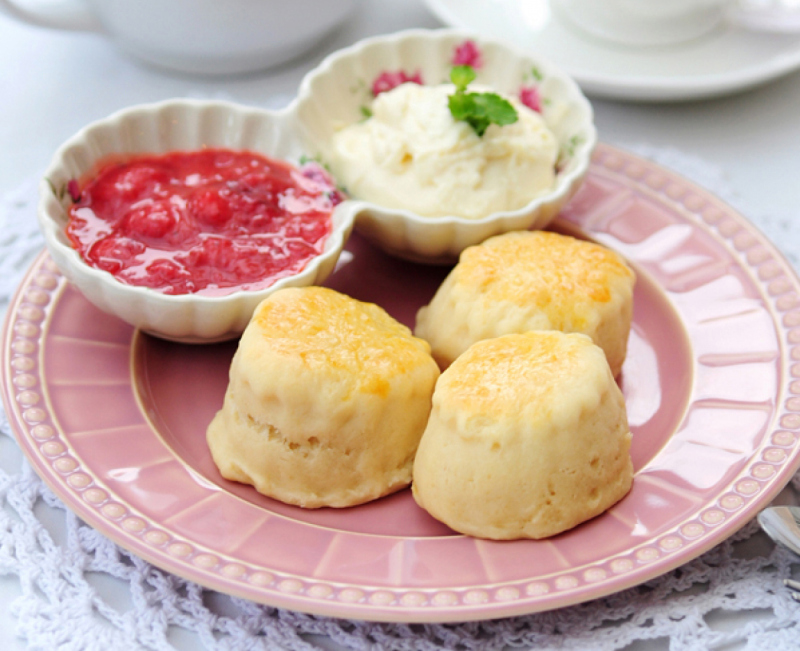 BUTTERMILK SCONES WITH JAM